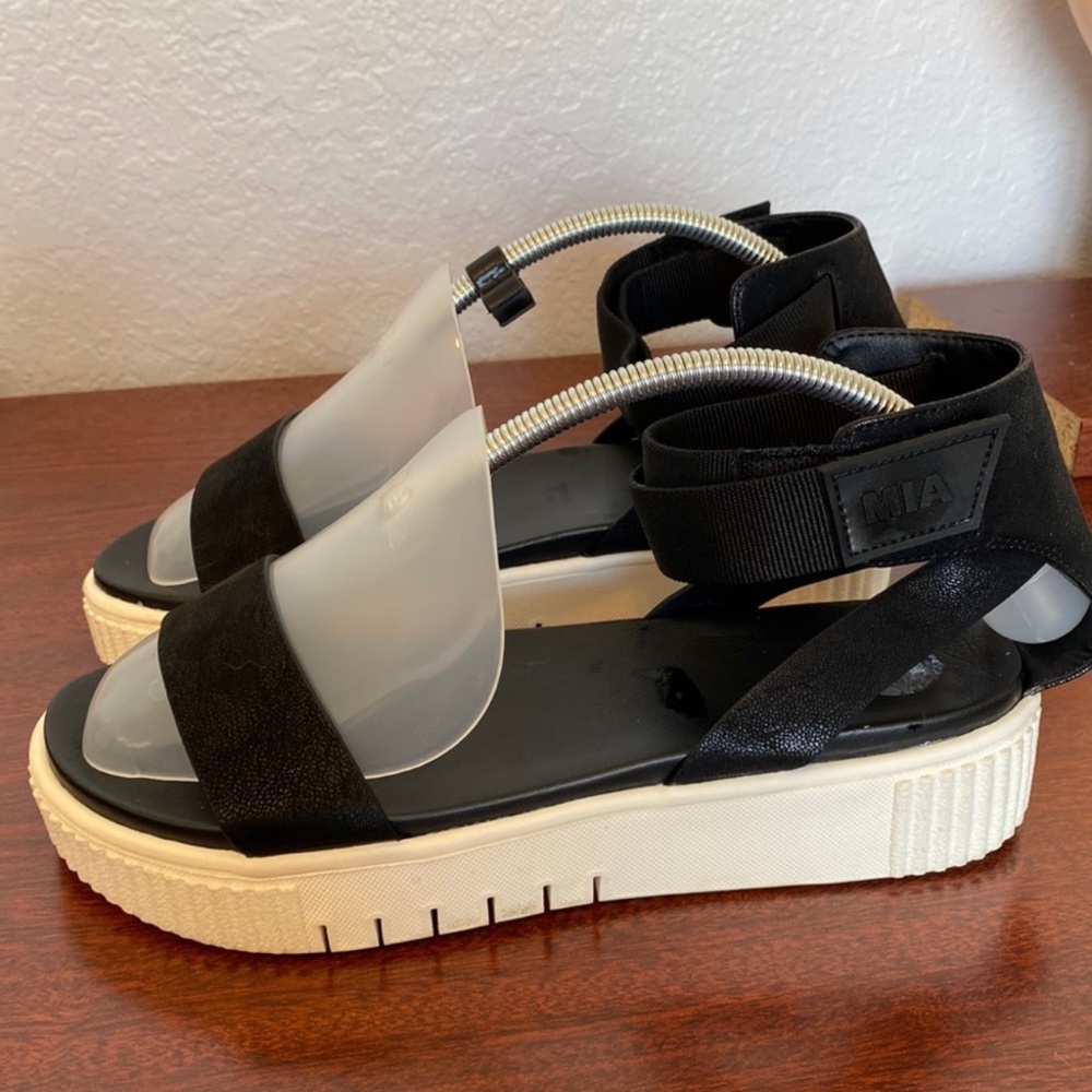 Mia Mika Sandal in Black